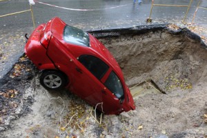 Ein Riesenkrater verschluckt 20 Autos. Ein Fall für KFZ-Versicherung?